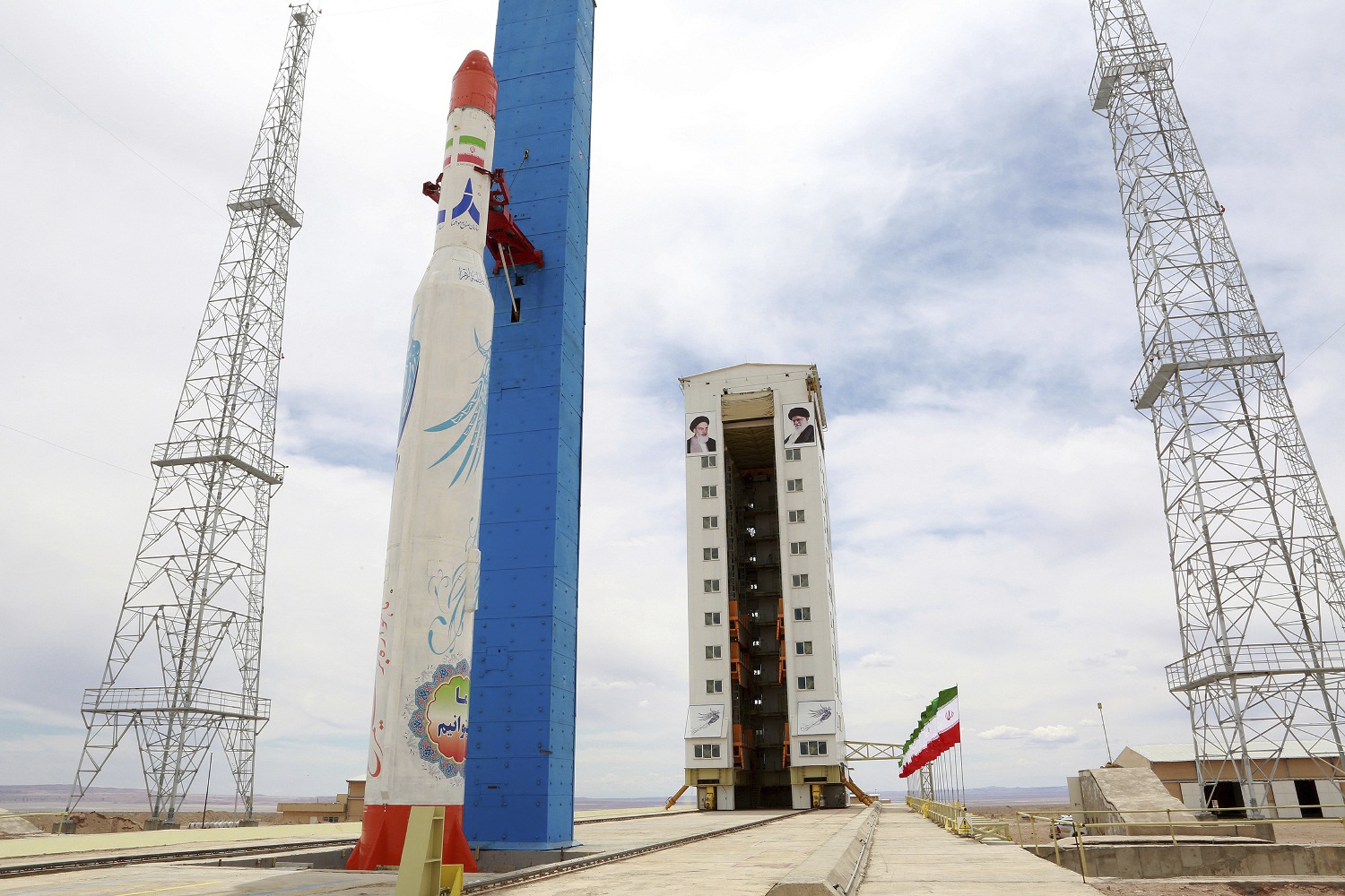Il razzo iraniano Simorgh alla rampa di lancio del Imam Khomeini Spaceport