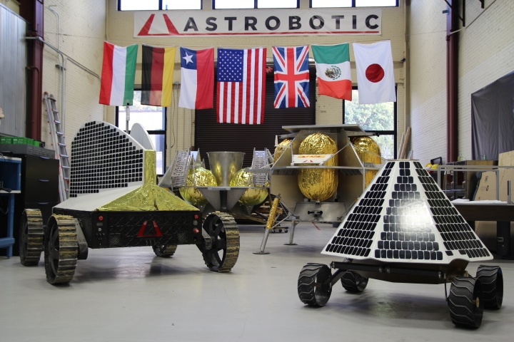 Alcuni del lander e rover in studio da Astrobotic. Il secondo da destra è il lander Peregrine, il primo ad essere lanciato verso la Luna nel 2022 con a bordo la MoonBox di DHL. 