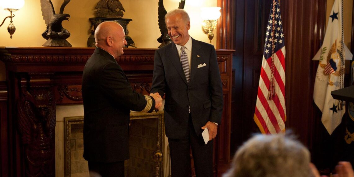 Biden e Mark Kelly