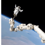 Il mission Specialist Steve Robinson ancorato al braccio robotizzato mentre viene trasportato nel vuoto durante una delle EVA della missione STS-114 dello shuttle Discovery che aveva come uno degli scopi l’installazione della ESP-2 (2005).