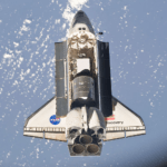 lo shuttle Discovery si avvicina alla ISS durante la missione STS-133 con all’interno la ELC-4 e il modulo Leonardo