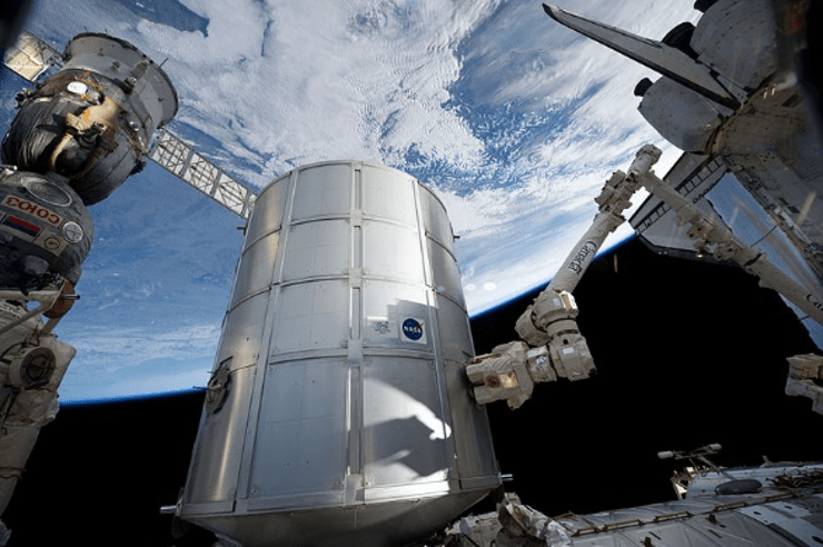 Il Canadarm-2 sta trasferendo il Permanent Multipurpose Module italiano Leonardo dallo shuttle Discovery a una delle porte del modulo Unity, durante la missione STS-134 (2011). Cr: NASA