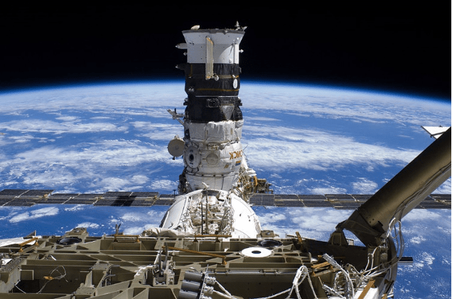 Il modulo russo Poisk attraccato alla ISS prima della separazione del suo compartimento di propulsione, missione Soyuz-U/ Progress M-MIM2 (2009)