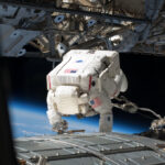 l’astronauta Mike Fossum nella seconda EVA della missione STS-124 dello shuttle Discovery mentre sta installando delle telecamere all’esterno del modulo pressurizzato di Kibo, appena installato (2008)