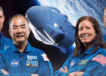 Da sinistra, i quattro astronauti della missione Crew-1 a bordo della Dragon di SpaceX: Mike Hopkins, Soichi Noguchi, Shannon Walker, Victor Glover. Sopra, lo stemma della missione creato dalla NASA. Credits: NASA/SpaceX.