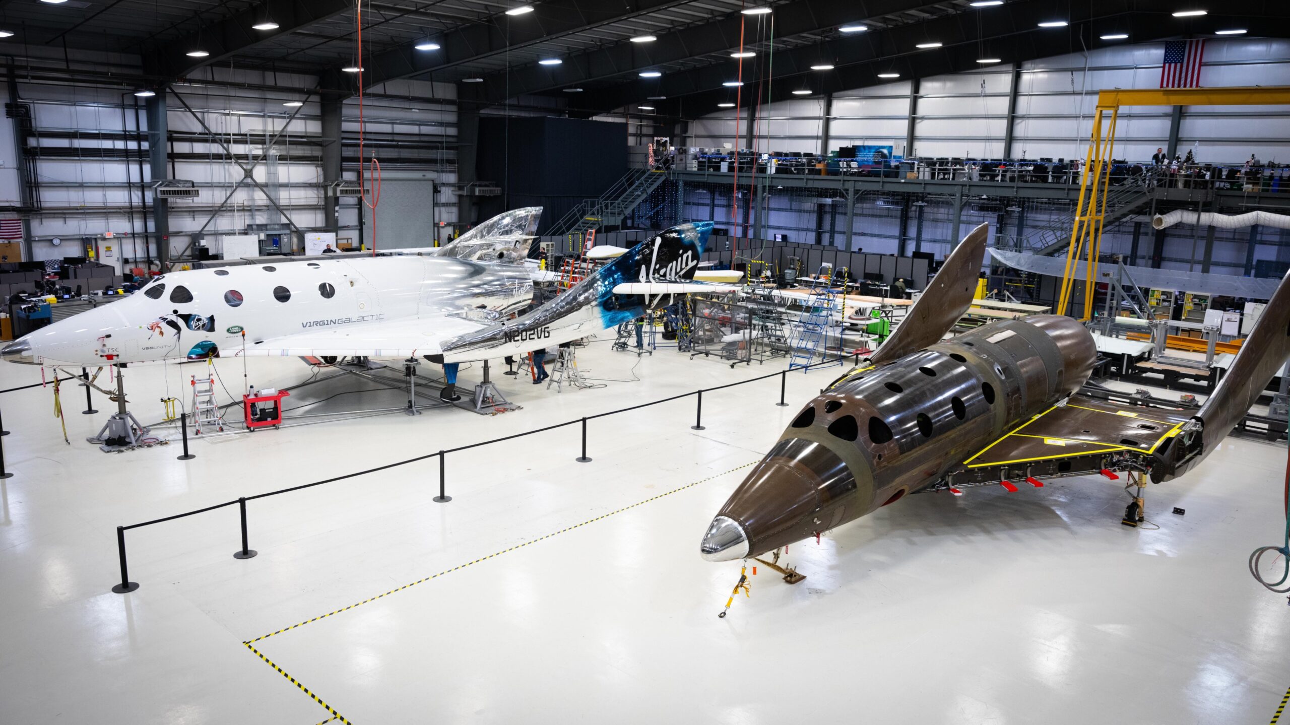 A sinistra la VSS Unity, a destra il secondo spazioplano in costruzione. Credits: Virgin Galactic