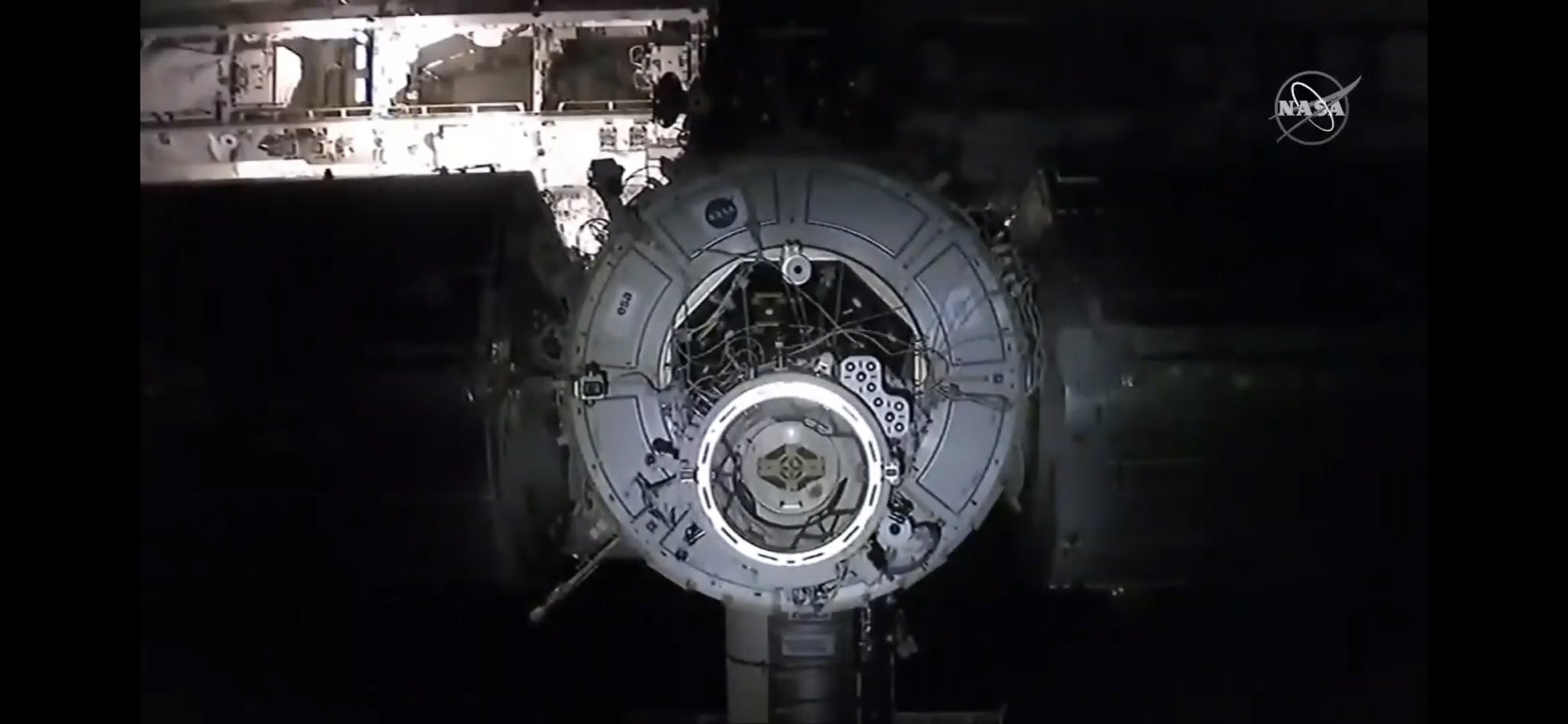 La ISS vista dalla capsula Dragon poco prima dell'attracco. 