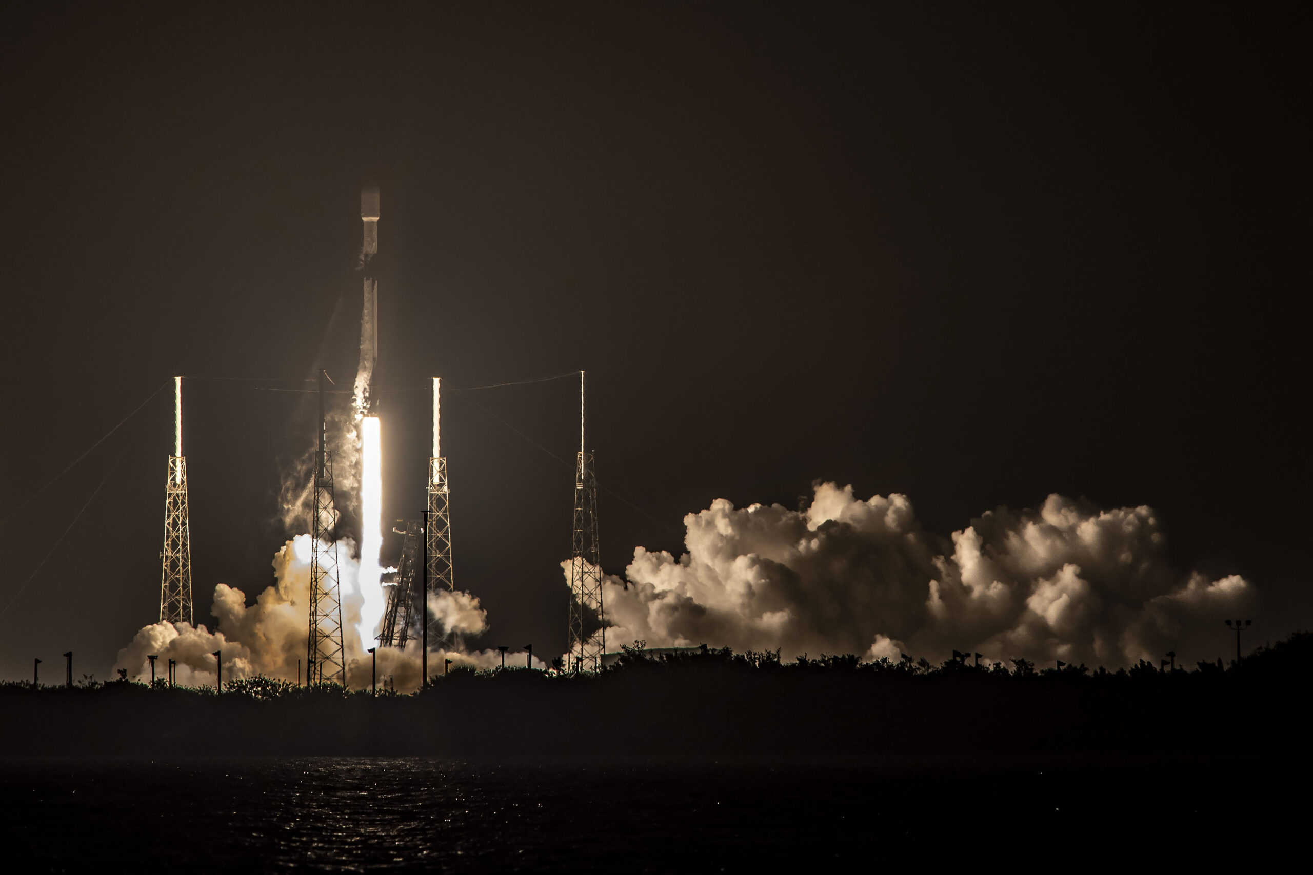 La partenza del Falcon 9 di Starlink-15, alla sua settima missione. Credits: SpaceX.