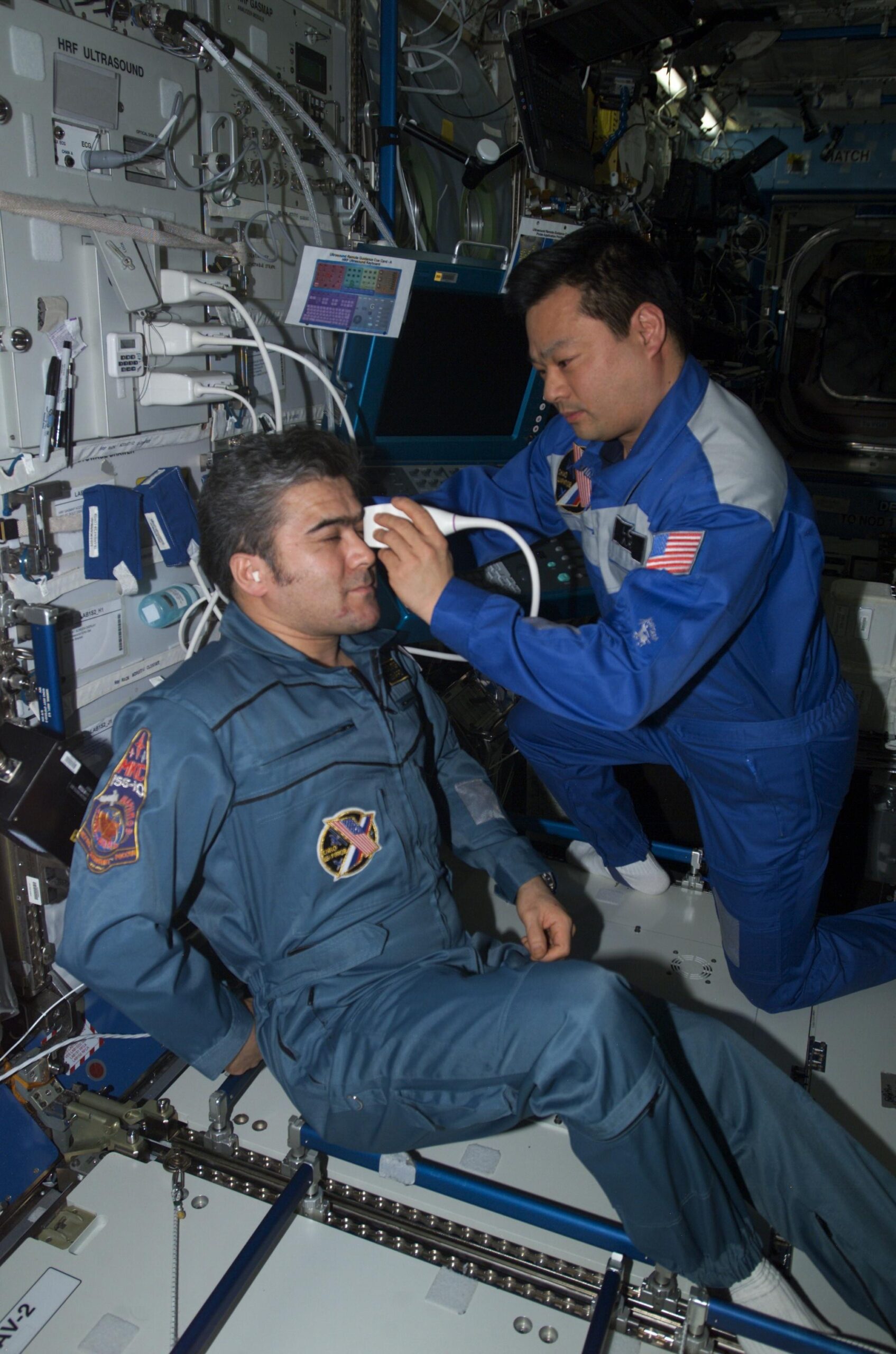 L'astronauta Leroy Chiao esegue un'operazione diagnostica agli occhi all'astronauta Salizhan Sharipov. 