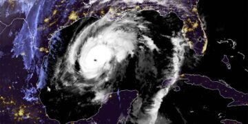 L'Uragano Zeta fotografato dallo spazio il 26 ottobre poco prima di dirigersi verso la Luisiana e l'Alabama.