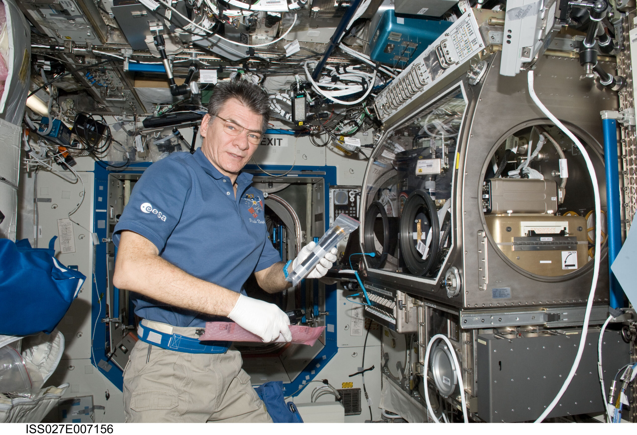 Paolo Nespoli durante l'esperimento Microheater Array Boiling Experiment, con lo scopo di capire come varia il fenomeno dell'ebollizione in microgravità. Credits: NASA/ESA