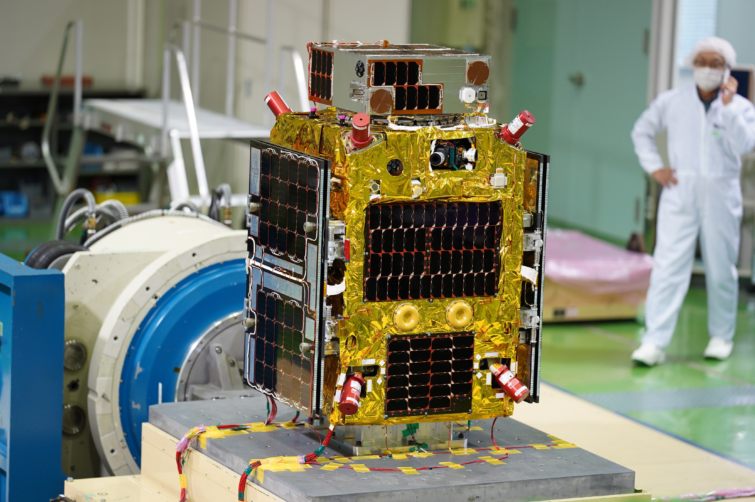 Il satellite Target e il Chaser durante dei test vibrazionali. Credits: Astroscale