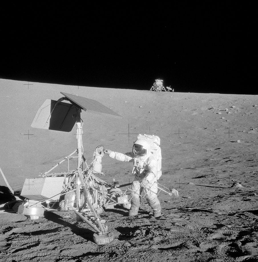 Alan Bean sulla superficie lunare a fianco del Surveyor 3, allunato nel 1967 e destinazione di una delle attività extraveicolari. Credits: NASA