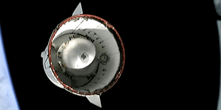 Il modulo Bishop che verrà agganciato alla Stazione, all'interno del Trunk della Dragon Cargo, visto dal secondo stadio del Falcon 9. Credits: SpaceX