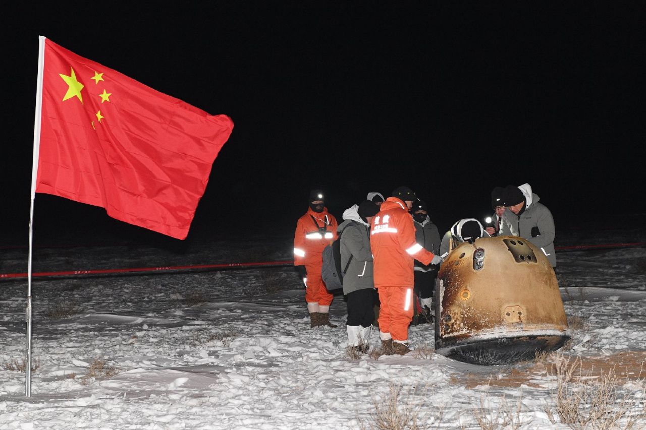 Il momento di arrivo della squadra di recupero alla capsula di rientro di Chang'e 5. Credits: CASC