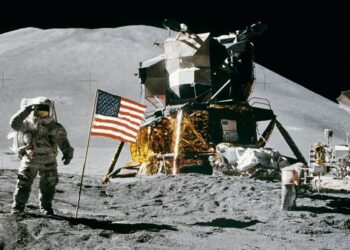 L'astronauta Dave Scott durante la missione Apollo 15. Sulla destra il rover lunare, che doveva essere portato sulla Luna a bordo del modulo delle missioni Apollo. Credits: NASA
