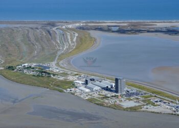 Il cantiere di Boca Chica, in primo piano. Sul fondo il pad dove testano le Starship. Credits: RGVAerialPhotography.