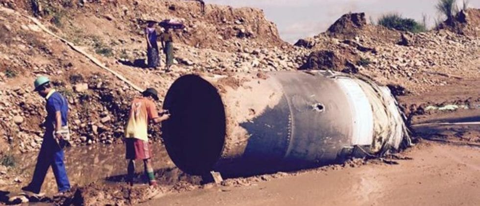 Un pezzo di uno stadio di un razzo rientrato a terra in modo incontrollato in Myanmar. 