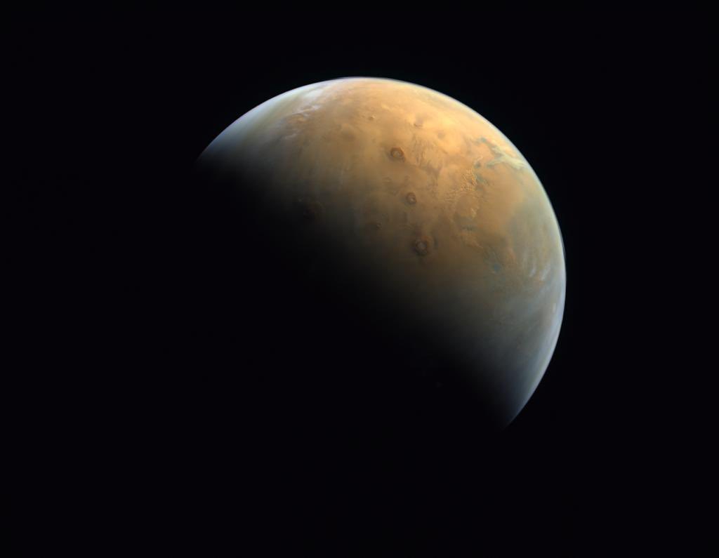 La prima foto scattata dalla sonda Hope degli Emirati Arabi Uniti di Marte.