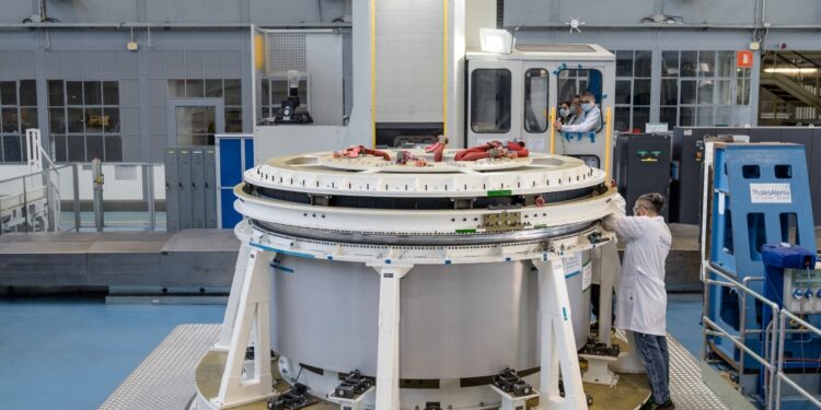 I primi due pezzi, assemblati, del modulo HALO del Lunar Gateway allo stabilimento di Thales Alenia Space di Torino. Credits: Thales Alenia Space.