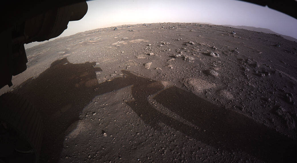 La prima foto a colori scattata da una delle HazCams di Perseverance su Marte. Credits: NASA