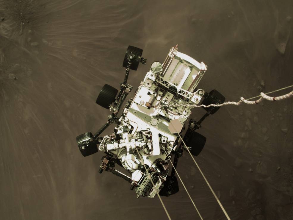 Il rover Perseverance a due metri dal suolo marziano, mentre viene calato dallo Skycrane. Credits: NASA/JPL