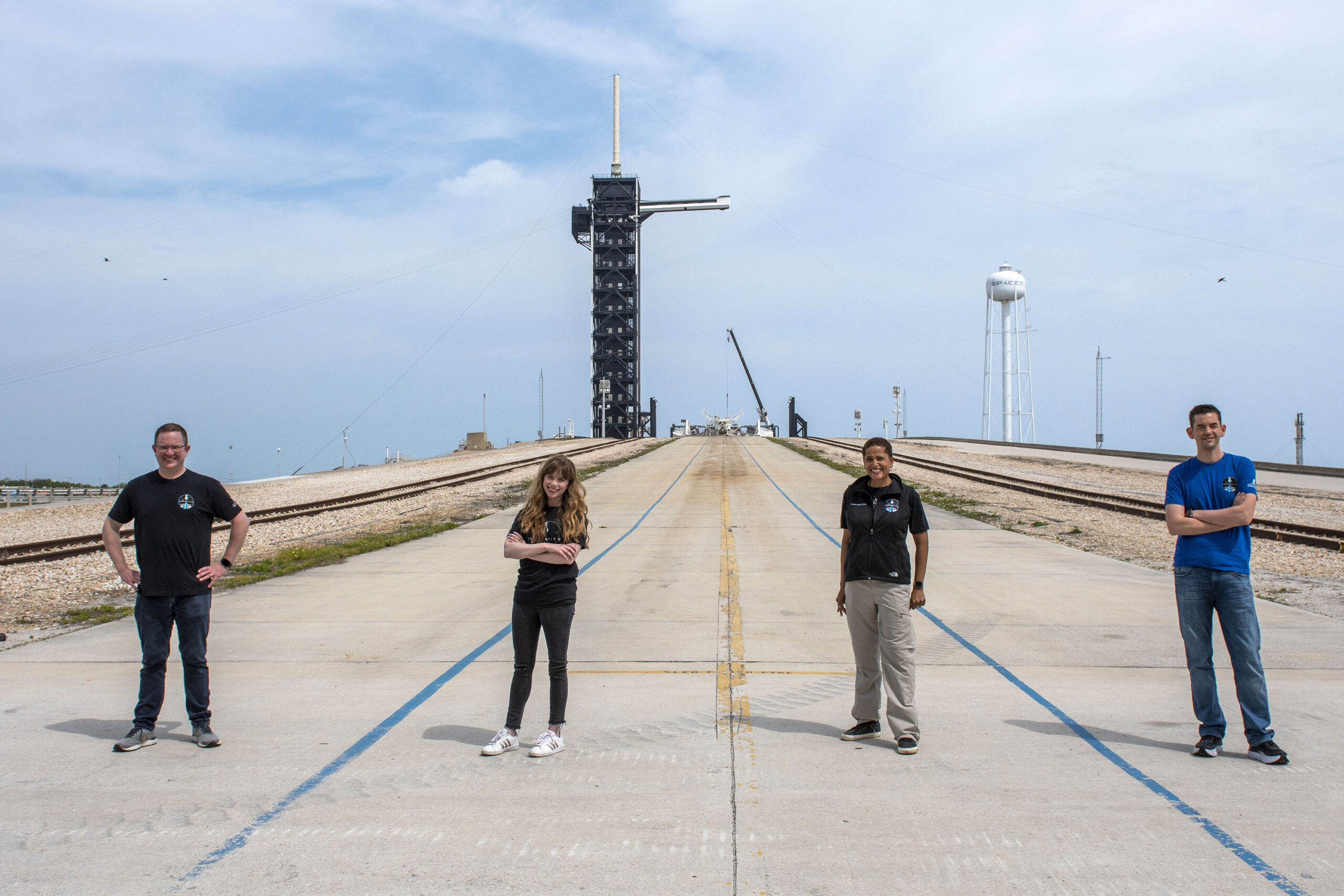 I quattro membri della missione Inspiration4 alla rampa di lancio LC-39A di SpaceX. Credits: Inspiration4.