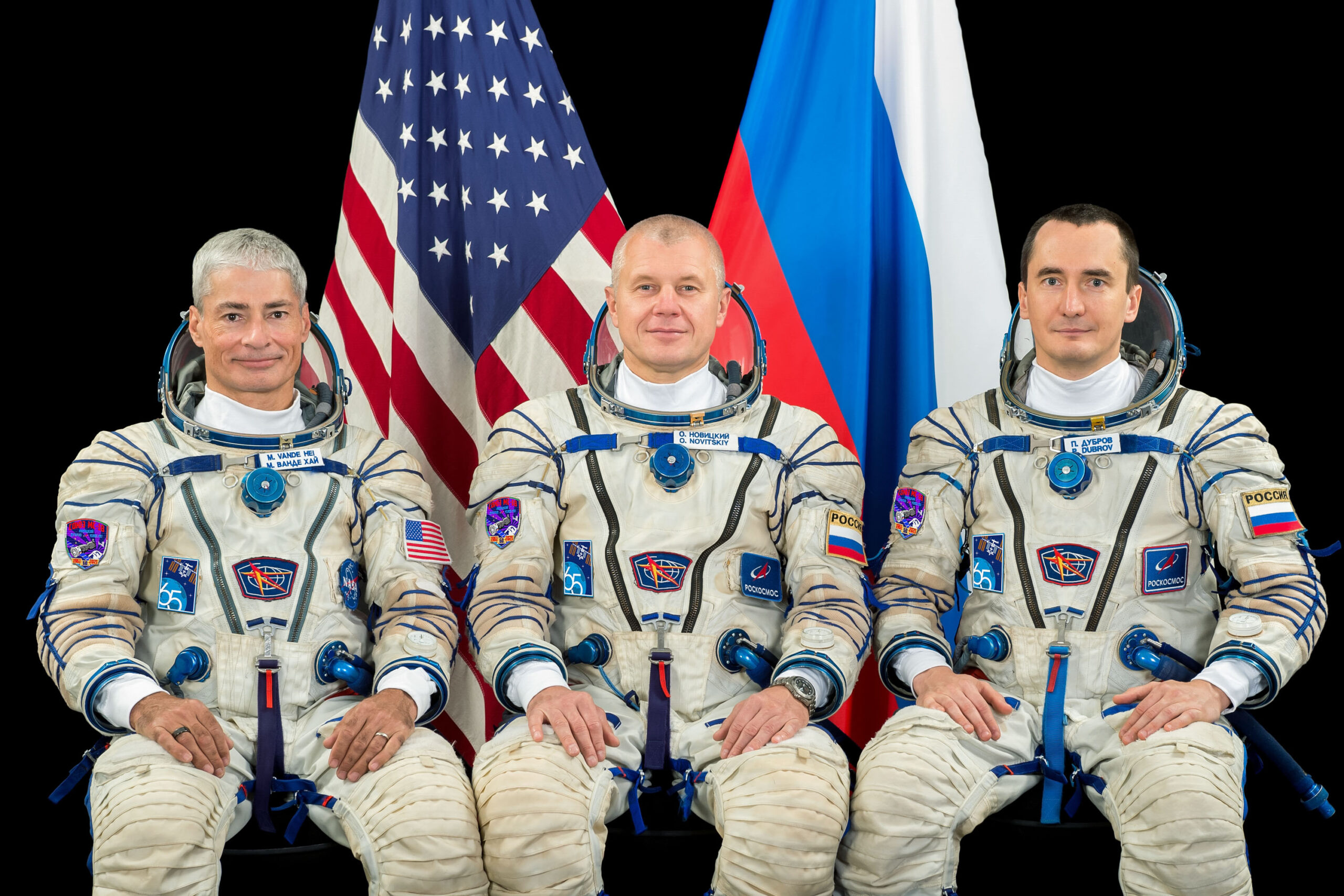 L'equipaggio della missione Soyuz MS-18. Da sinistra, Mark Vande Hei, Oleg Novickij e Pëtr Dubrov. Credits: NASA.