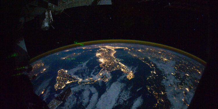 L'Italia vista dallo Space Shuttle attraccato alla ISS. Credits: NASA.