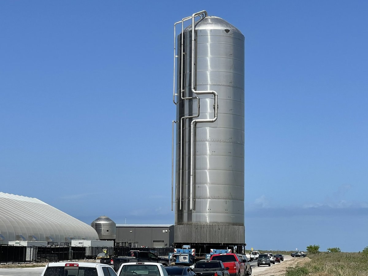Il nuovo serbatoio costruito da SpaceX per supportare la crescente attività del pad di lancio di Starbase. Credits: BocaChicaGal