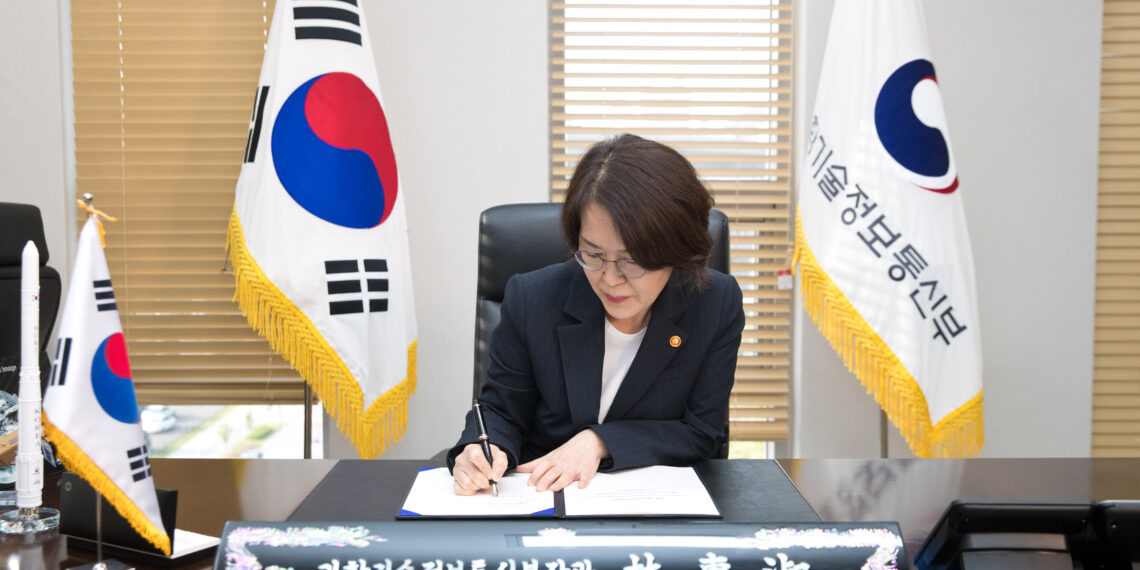 Lim Hyesook nel momento della firma degli Accordi Artemis a nome della Corea del Sud. Credits: NASA
