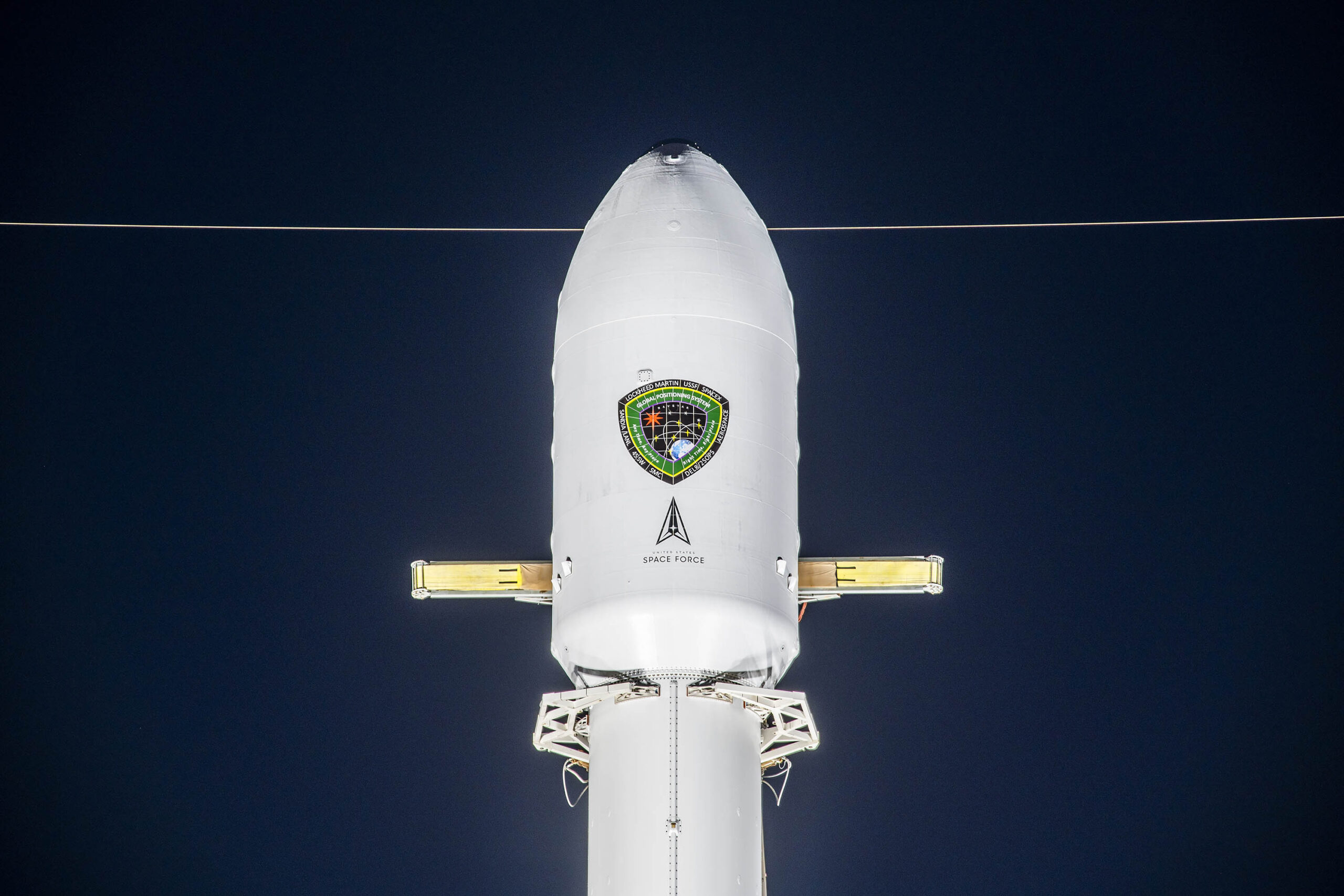 Il fairing e la Patch della missione GPS II SV05. Credits: SpaceX