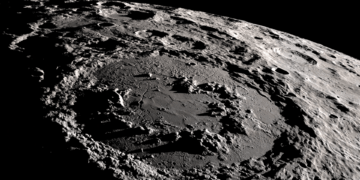 Il cratere di Schrödinger, presente al Polo Sud della faccia nascosta della Luna. Sarà la meta di un lander del programma CLPS. Credits: NASA Scientific Visualization Studio (NASA SVS).