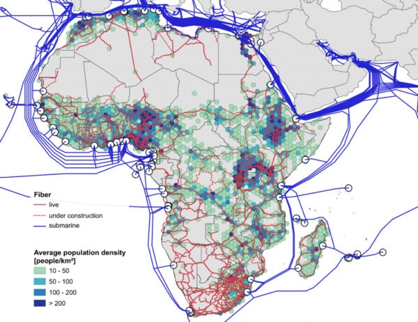 Mappa delle linee di fibra ottica africane. In rosso le linee terrestri, in blu quelle sottomarine. In blu e verde la variazione della densità di popolazione. Credits: Network Startup Resource Center, TeleGeography, and European Commission.