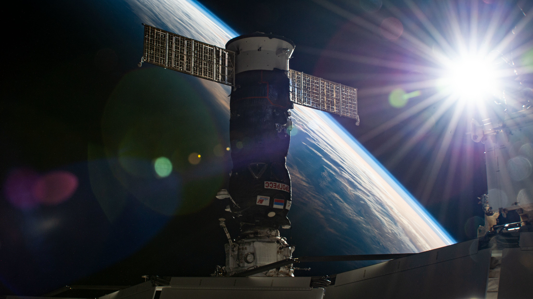 La Progress MS-16 attraccata al modulo Pirs poco prima della separazione. Credits: Roscosmos.