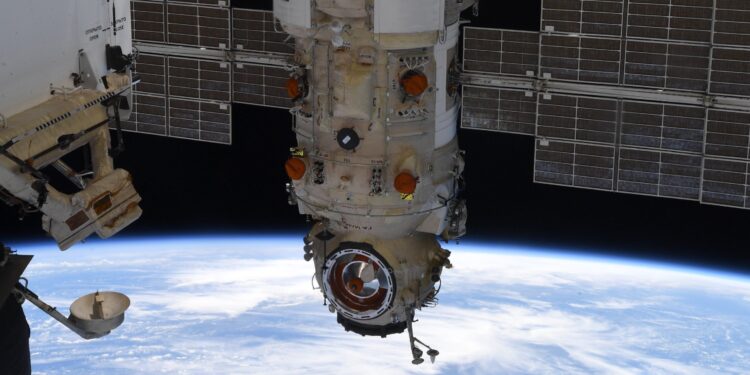 Il modulo Nauka fotografato pochi minuti dopo l'attracco dall'astronauta Thomas Pesquet.