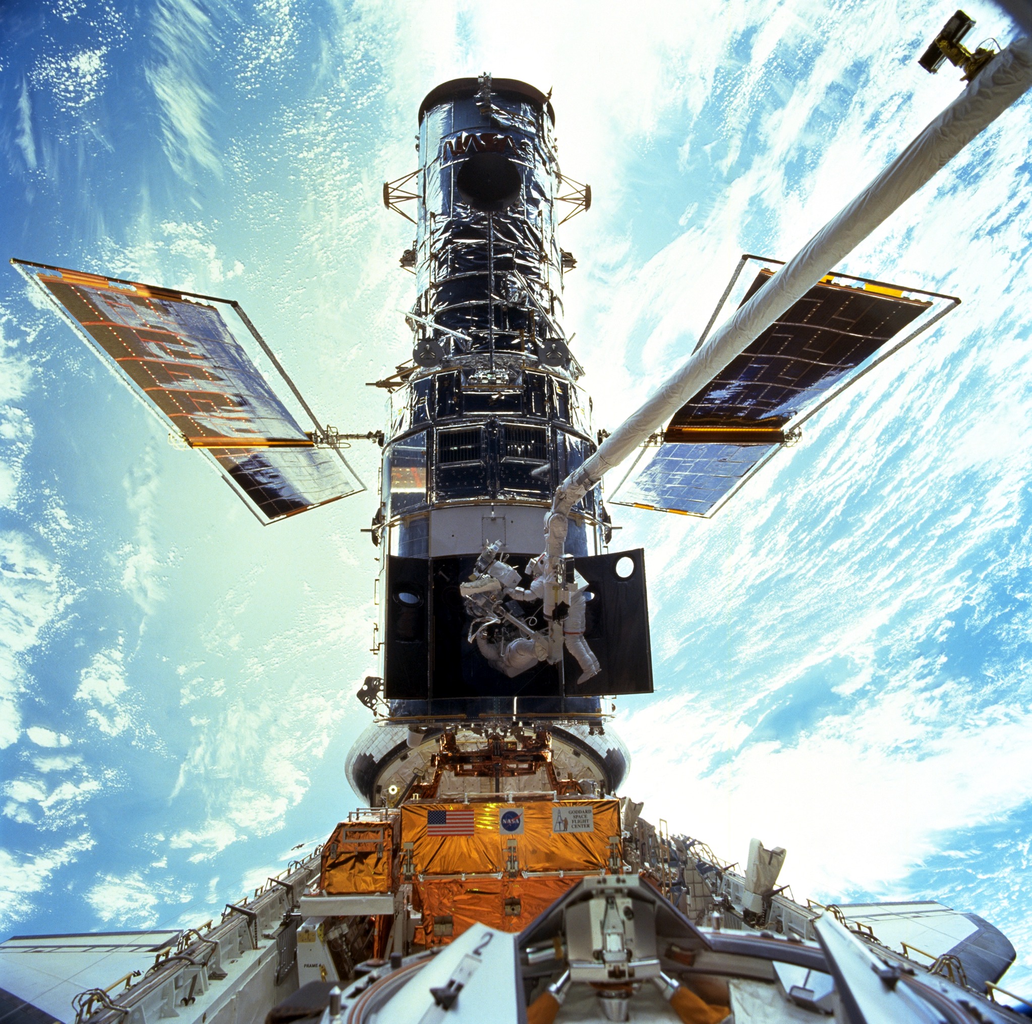 L'astronauta Steven L. Smith e John M. Grunsfeld durante la missione STS-131, l'ultima missione di servizio al telescopio Hubble nel 2009. Credits: NASA.