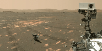 Perseverance fotografa Ingenuity subito dopo averlo posato sulla superficie di Marte. Credits: NASA