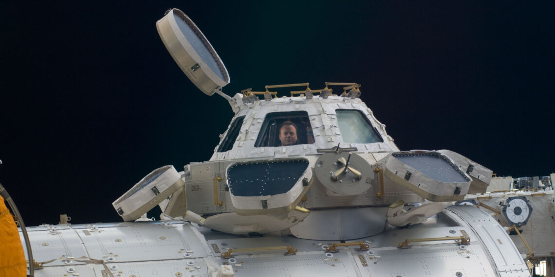 L'astronauta Ron Garan fotografato all'interno della cupola della ISS. Credits: NASA