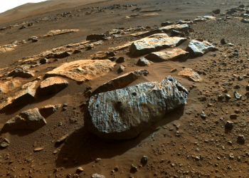 La roccia Rochette con i due fori di campionamento. Credits: NASA.