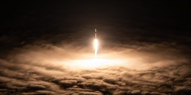 La partenza del Falcon 9 fotografata da Oliver Pelham Burn nel momento in cui esce dalla coltre di nubi sopra la costa della California.