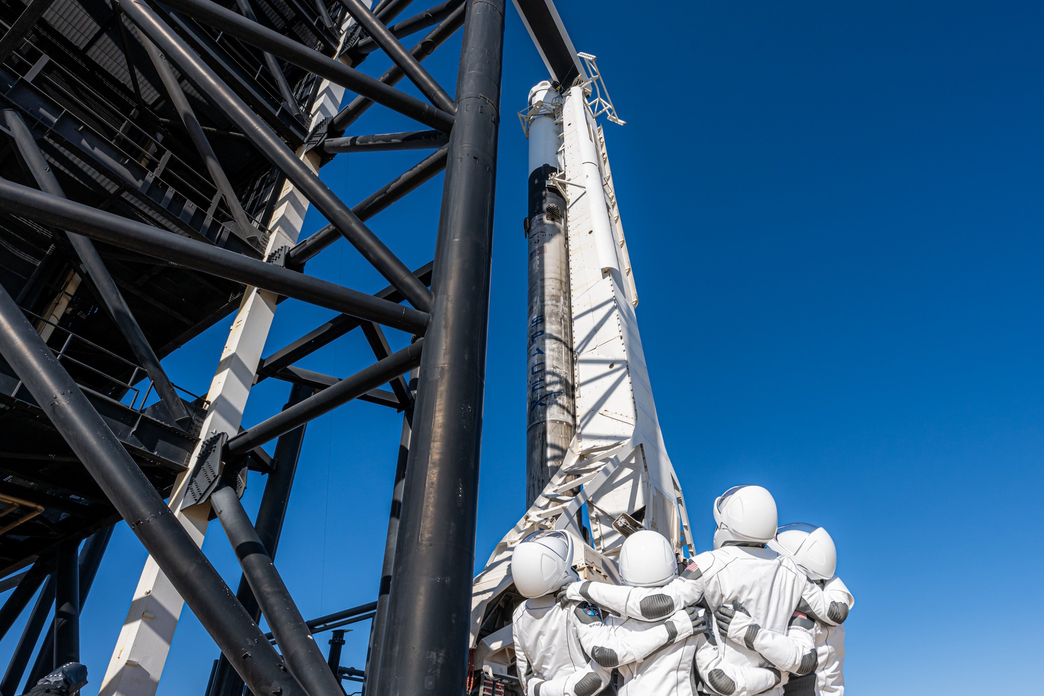 I quattro di Inspiration4 poco prima di salire sulla cima del Falcon9. Credits: SpaceX