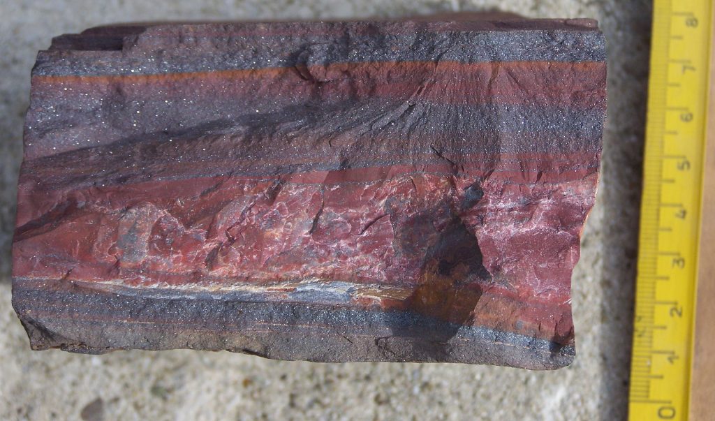 Roccia con strati in ferro
