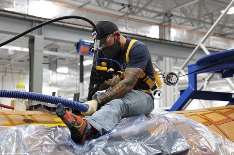 Un tecnico al lavoro sui supporti del timone del Dream Chaser – Credits Twitter SierraSpaceCo
