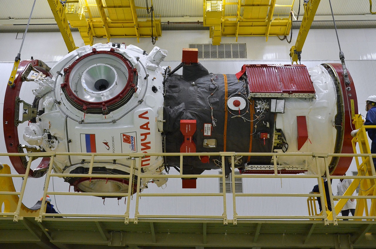 Il modulo Prichal, a sinistra, integrato con l'elemento propulsivo della Progress M-UM. Credits: Roscosmos. 