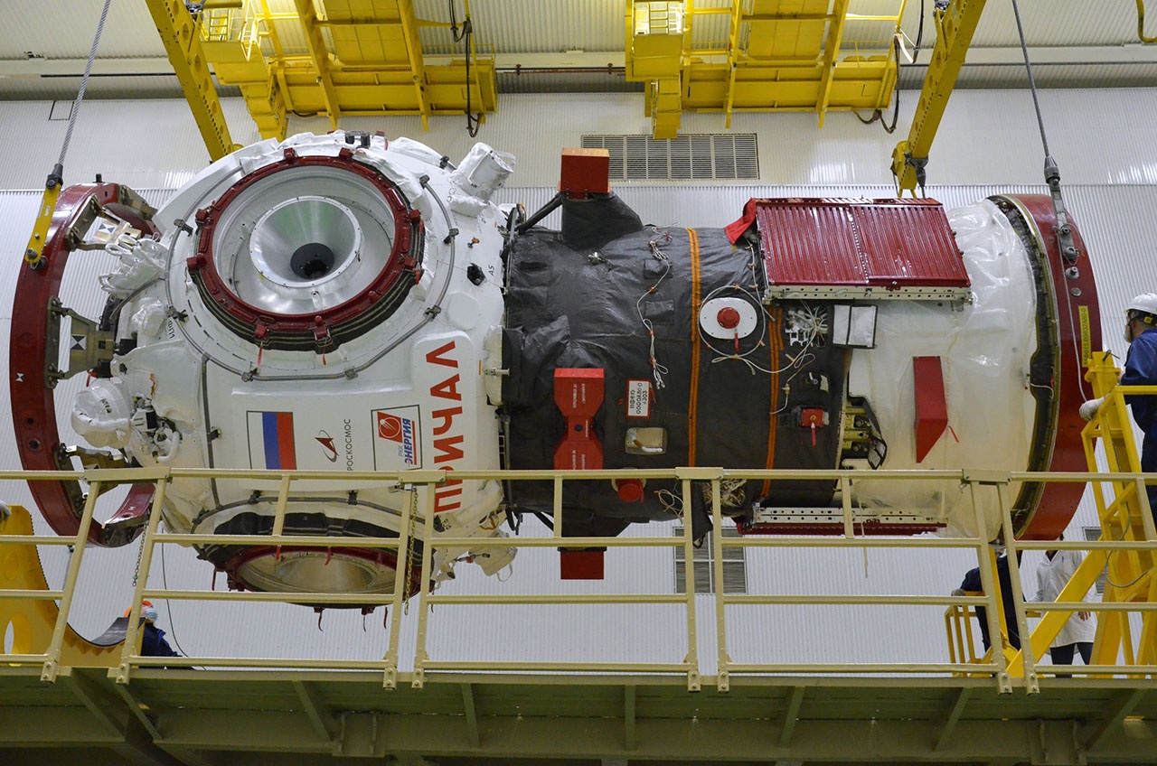 Il modulo Prichal, a sinistra, integrato con l'elemento propulsivo della Progress M-UM. Credits: Roscosmos.