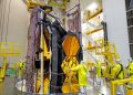 Il James webb sulla cima dell'Ariane V poco prima dell'incapsulamento finale nel fairing del vettore. Credits: ArianeSpace