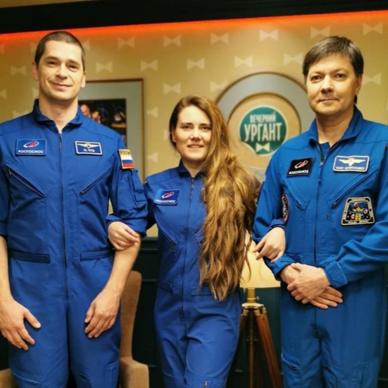 Anna Kikina assieme a due cosmonauti. Credits: Roscosmos.
