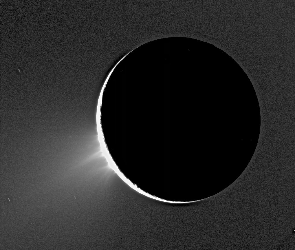 Pennacchi d'acqua su Encelado, la luna di Saturno