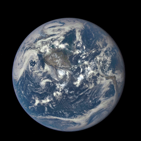 Una gif realizzata con le foto del satellite DSCOVR della NASA della Terra e della Luna. 